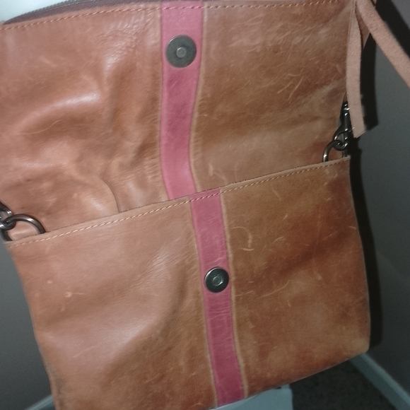 Stylish Tan and Pink Leather Crossbody Bag - Picture 3 of 9